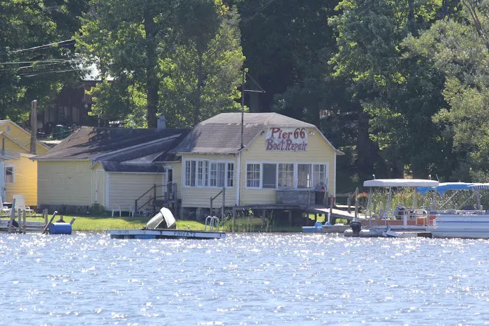 Pier 66 Lake Front Cottages & Boat Rentals 4