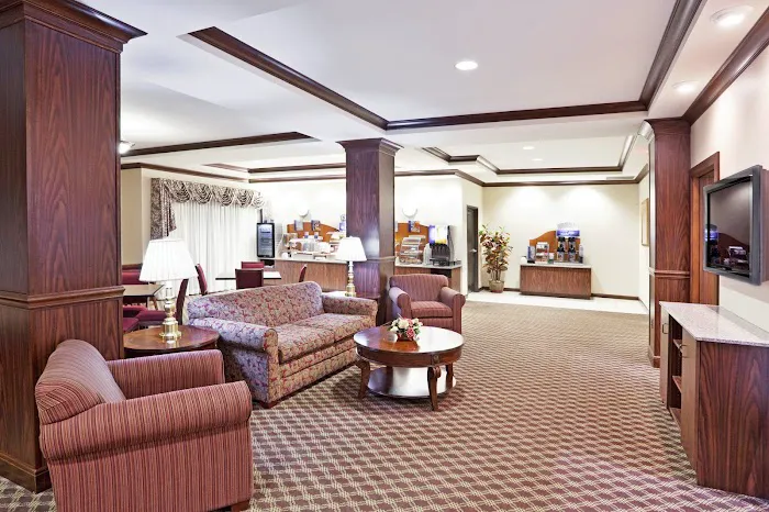 Holiday Inn Express & Suites Franklin - Oil City by IHG 4
