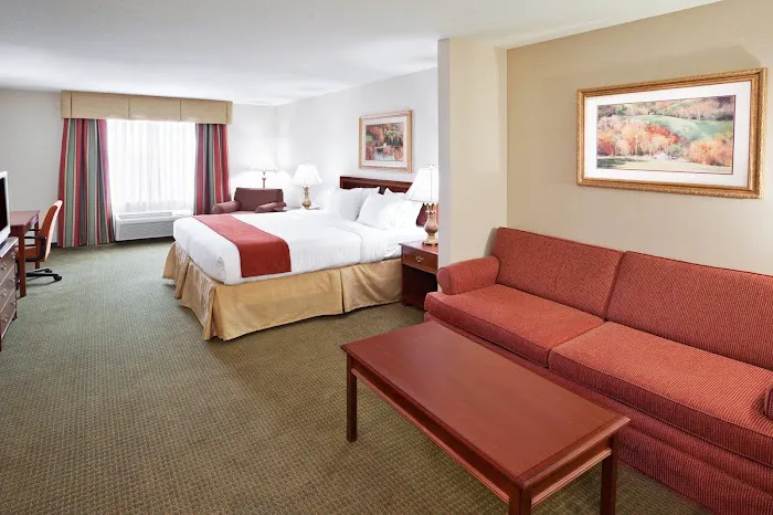 Holiday Inn Express & Suites Franklin - Oil City by IHG 4