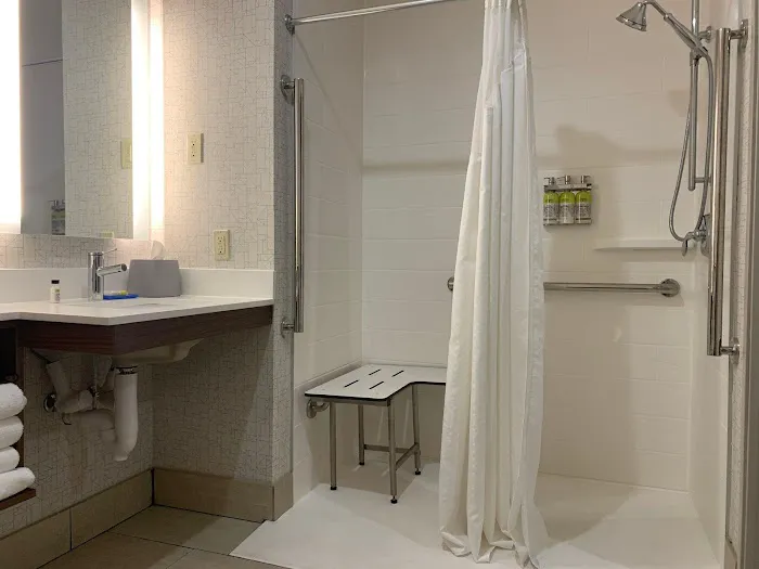 Holiday Inn Express & Suites Franklin - Oil City by IHG 4