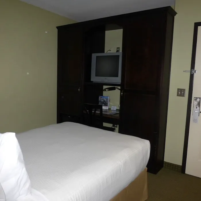 Chautauqua Suites Hotel & Expo Center 4