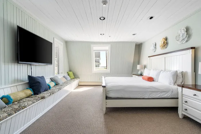 The Lighthouse Inn & Suites 5