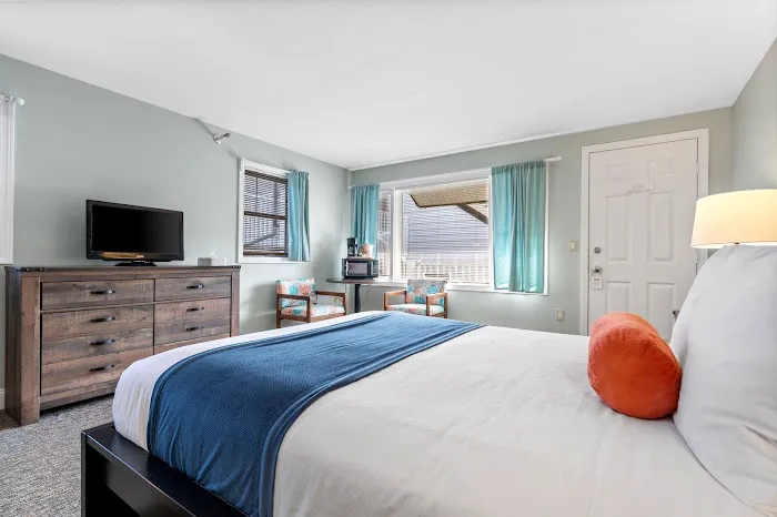 The Lighthouse Inn & Suites 5