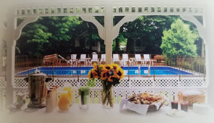 2 River Road Inn & Cottages 5