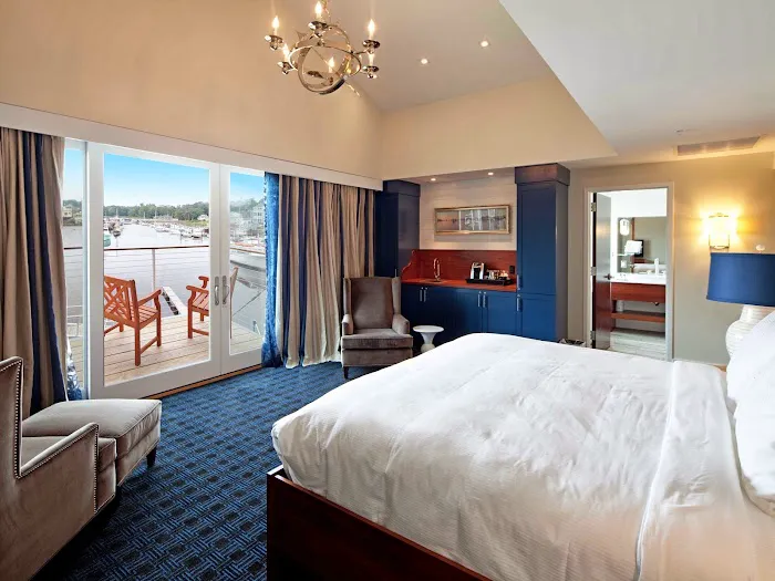 The Boathouse Waterfront Hotel 5