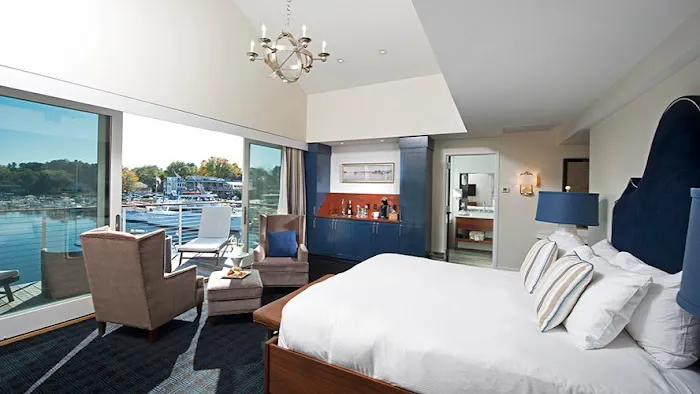 The Boathouse Waterfront Hotel 5
