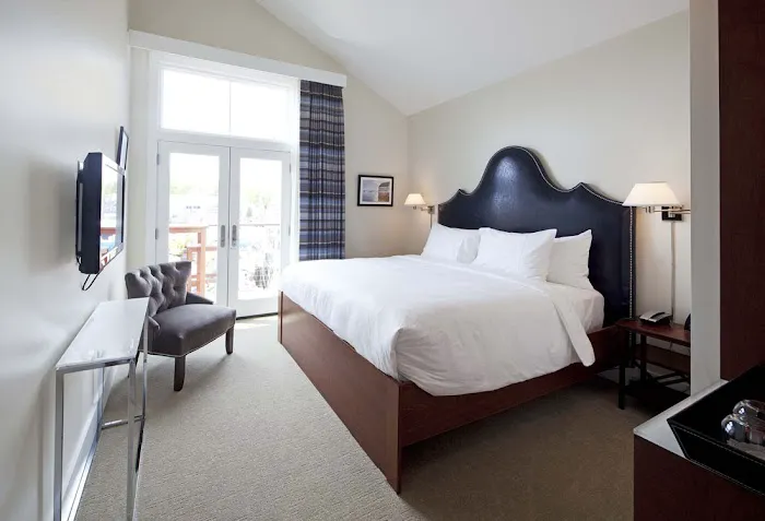 The Boathouse Waterfront Hotel 5