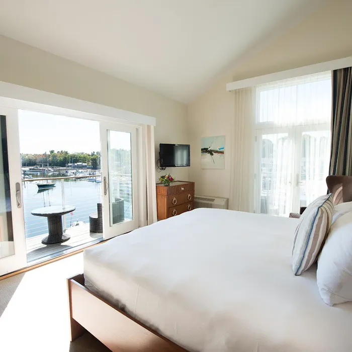 The Boathouse Waterfront Hotel 5