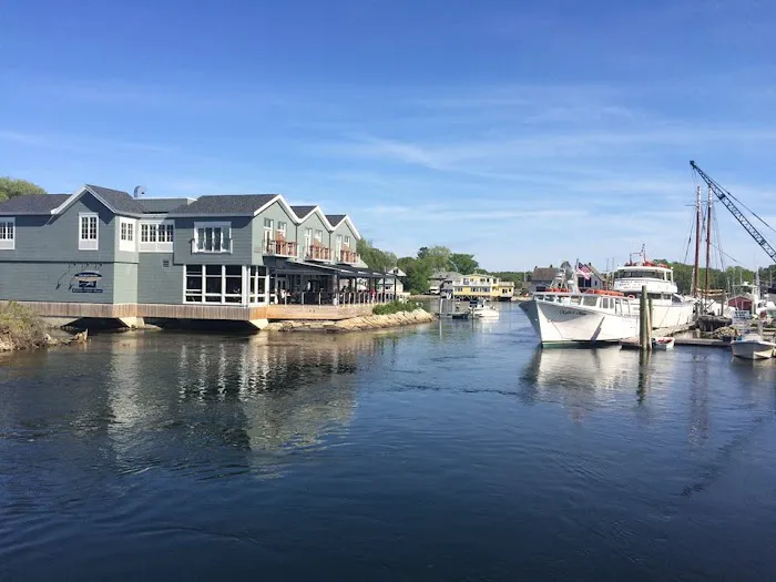 The Boathouse Waterfront Hotel 5