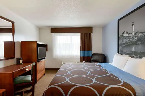Super 8 by Wyndham Portland ME 4