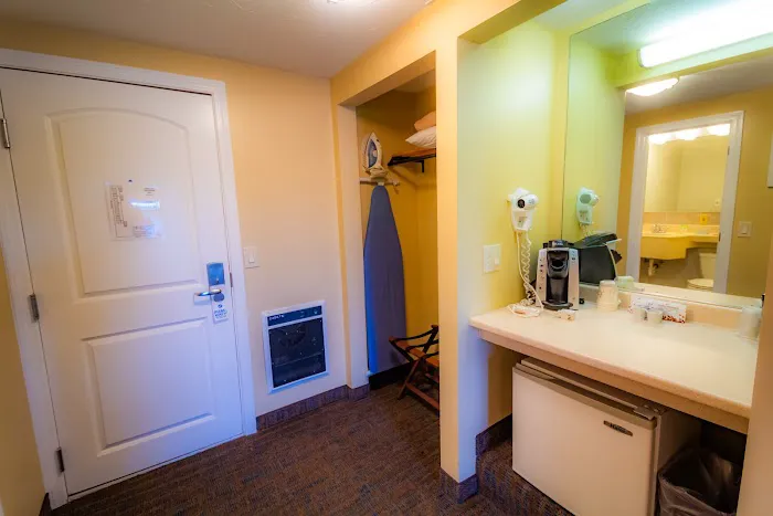 Hyannis Travel Inn 5