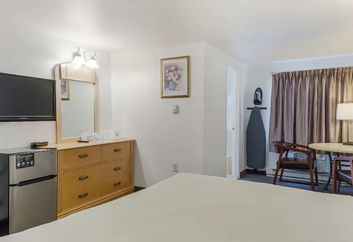 Americas Best Value Inn & Suites Hyannis Cape Cod 5