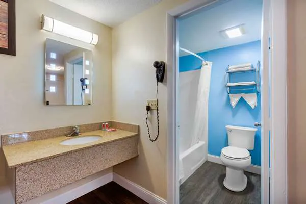 Econo Lodge 5