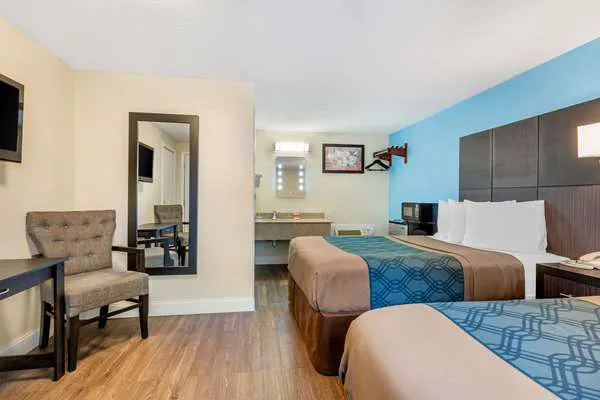 Econo Lodge 5