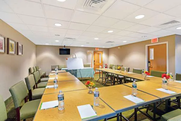 La Quinta Inn & Suites by Wyndham Boston Somerville 5
