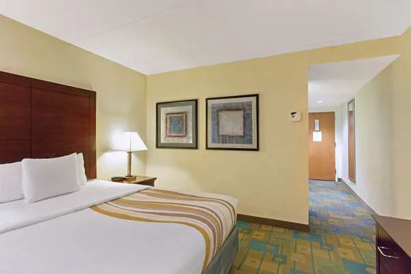 La Quinta Inn & Suites by Wyndham Boston Somerville 5