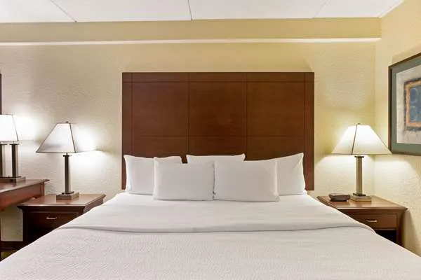 La Quinta Inn & Suites by Wyndham Boston Somerville 5