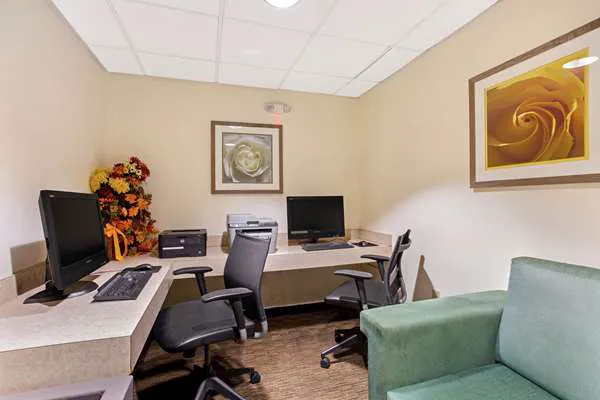 La Quinta Inn & Suites by Wyndham Boston Somerville 5