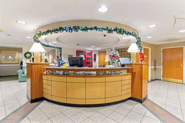 La Quinta Inn & Suites by Wyndham Boston Somerville 5