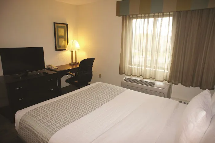 La Quinta Inn & Suites by Wyndham Boston Somerville 5