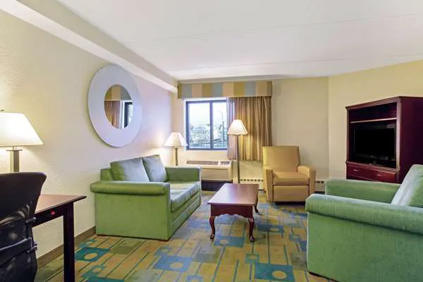 La Quinta Inn & Suites by Wyndham Boston Somerville 5