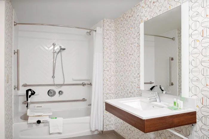 Holiday Inn & Suites Boston-Peabody by IHG 4