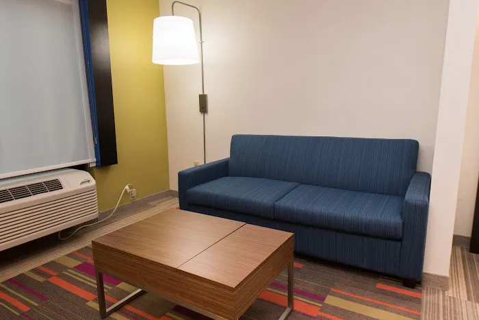 Holiday Inn Express & Suites 4