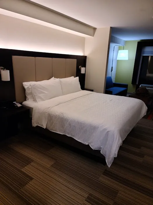 Holiday Inn Express & Suites 4