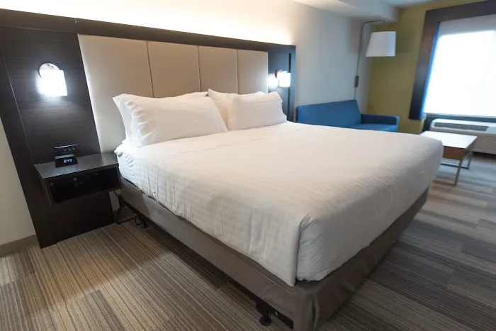 Holiday Inn Express & Suites 4