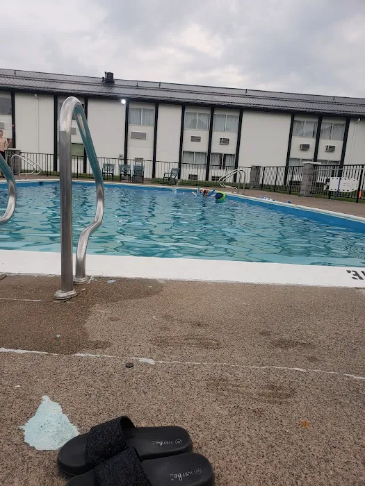 Days Inn by Wyndham Erie 4