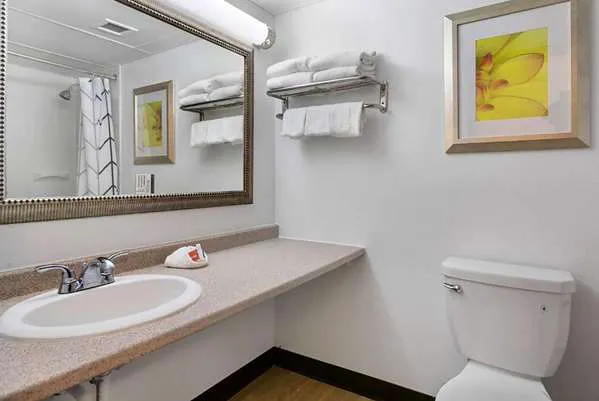 Days Inn by Wyndham Erie 4