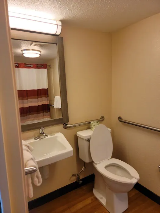 Red Roof Inn Erie – I-90 4