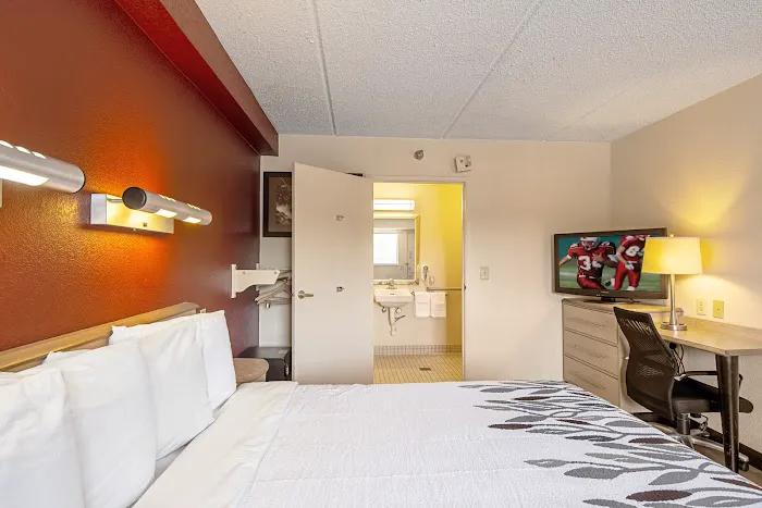 Red Roof Inn Erie – I-90 4