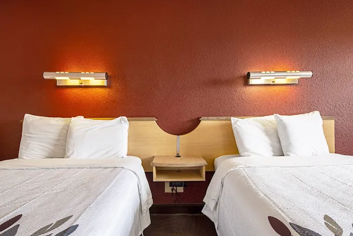 Red Roof Inn Erie – I-90 4