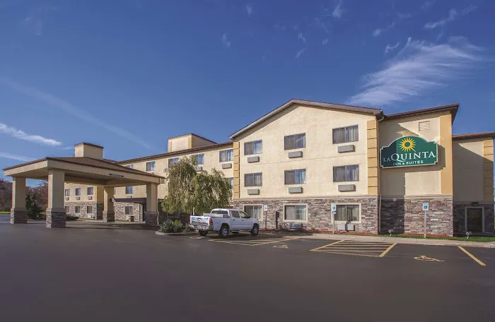 La Quinta Inn & Suites by Wyndham Erie 4