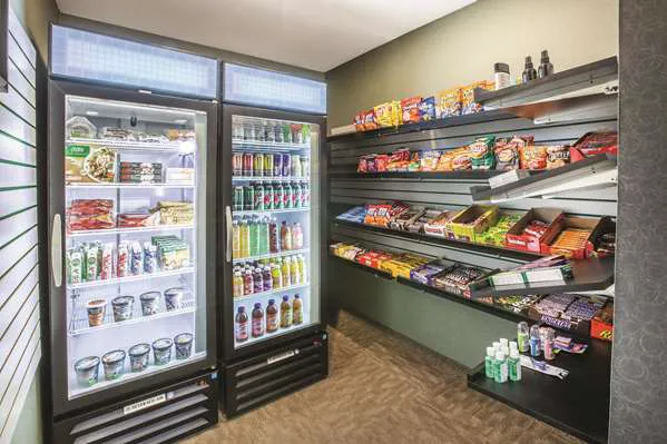La Quinta Inn & Suites by Wyndham Erie 4