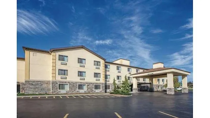 La Quinta Inn & Suites by Wyndham Erie 4