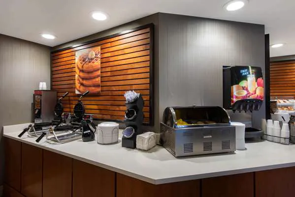 La Quinta Inn & Suites by Wyndham Erie 4
