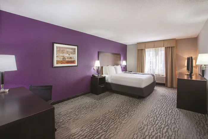 La Quinta Inn & Suites by Wyndham Erie 4