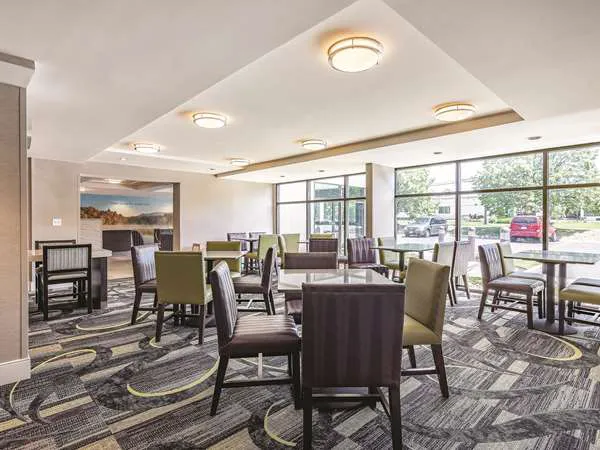 La Quinta Inn & Suites by Wyndham Salem NH 4