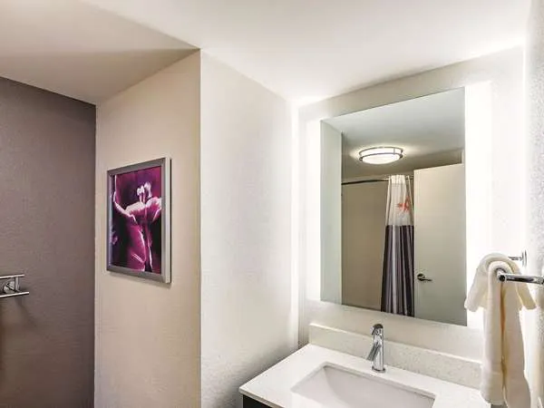 La Quinta Inn & Suites by Wyndham Salem NH 4