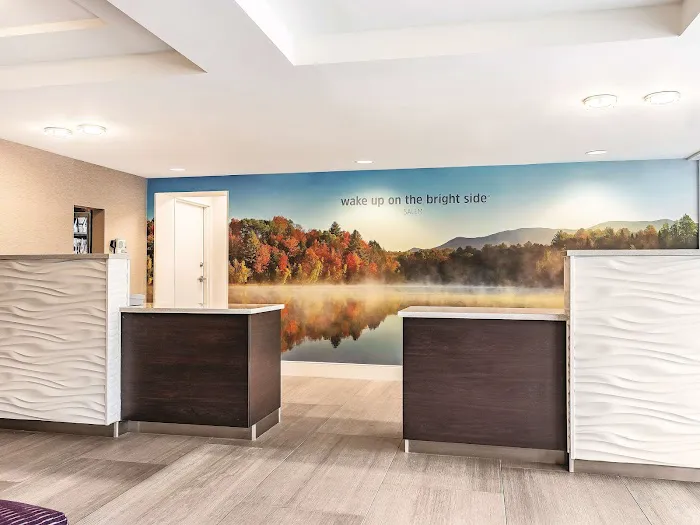 La Quinta Inn & Suites by Wyndham Salem NH 4