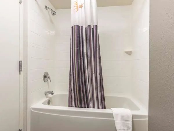 La Quinta Inn & Suites by Wyndham Salem NH 4