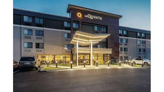 La Quinta Inn & Suites by Wyndham Salem NH 4