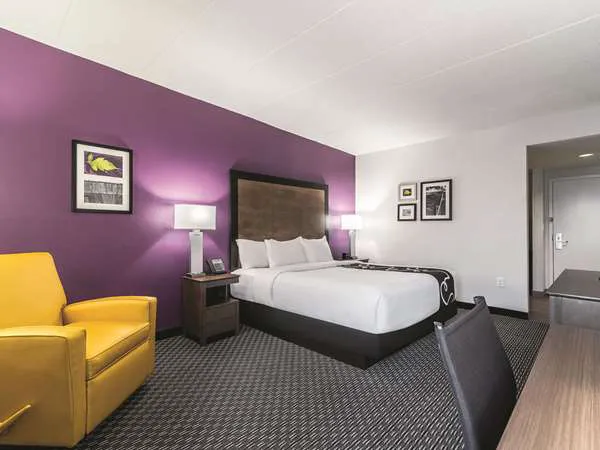 La Quinta Inn & Suites by Wyndham Salem NH 4