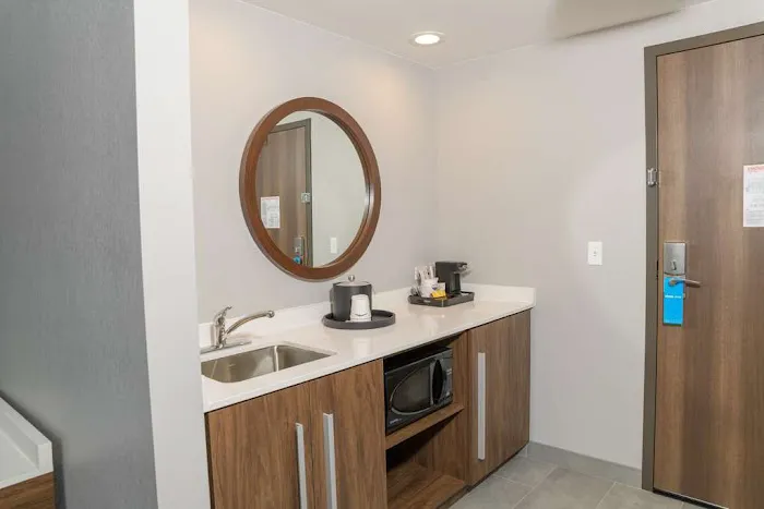 Hampton Inn & Suites Erie Bayfront 4