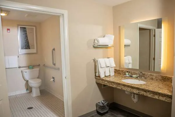 Hawthorn Suites by Wyndham Erie 4