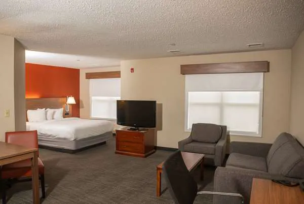 Hawthorn Suites by Wyndham Erie 4
