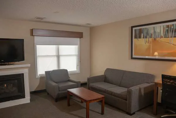 Hawthorn Suites by Wyndham Erie 4