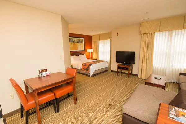 Hawthorn Suites by Wyndham Erie 4